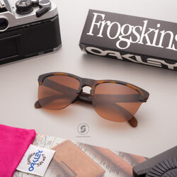 OAKLEY OO9374-50 Frogskins Lite Prizm Brown Gradient