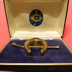 ของที่ระลึก รูปเกือกม้า - The Hong Kong Jockey Club เนื้อโลหะชุบทอง กว้าง 9.7 สูง 4.5 เซน พร้อมกล่องเดิม