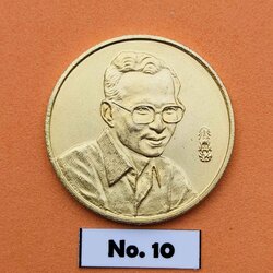 เหรียญที่ระลึก 3 ศาสนา เฉลิมพระเกียรติ ฉลองสิริราชสมบัติครบ 50 ปี โดยชมรมแสงส่องหล้า ผลิตที่ประเทศฝรั่งเศส ปี 2539 เหรียญขนาด 3 ซม. เนื้อโลหะชุบทอง 18k หนา 5 ไมคอน ประกอบพิธีมหามงคลภิเษกอธิษฐานถึง 3 ศาสนา คือศาสนาพุทธ พราหมณ์ และซิกข์