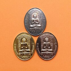 ชุดเหรียญ พระมหามุนีดิโลกนาถ ปางปฐมเทศนา หลัง ยันต์ดวง ที่ระลึกงานวางศิลาฤกษ์พระราชทานอุโบสถ วัดป่าธรรมชาติ แอลเอ สหรัฐอเมริกา ปี 2541 พร้อมกล่องเดิม