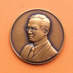 เหรียญ รัชกาลที่ 9 ที่ระลึกพิธีเปิดอุทยานเฉลิมกาญจนาภิเษก จังหวัดนนทบุรี พุทธศักราช 2542 เนื้อทองแดงรมดำ บล็อกกษาปณ์ ขนาด 3.5 เซน