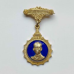 เหรียญที่ระลึก รัชกาลที่ 9 เฉลิมพระชนมายุครบ 5 รอบ 60 พรรษา กะหลั่ยทองลงยาสีน้ำเงิน จัดสร้างโดยจตุรเสนาสมาคม