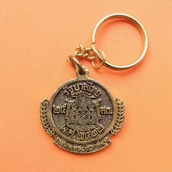 พวงกุญแจที่ระลึก รูปเหรียญ 25 สตางค์ พิมพ์สองหน้า มูลนิธิเหรียญสลึง จัดสร้าง เหรียญชุบทอง ขนาดกว้าง 3.5 เซน