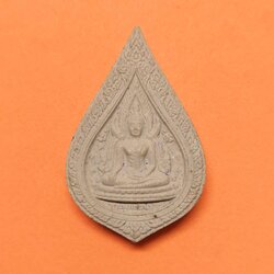 เหรียญเนื้อผงพิมพ์หยดน้ำ พระพุทธชินราช รุ่นปิดทอง ปี 2547 ขนาดสูง 3.5 เซน มีตอกโค้ดที่ขอบเหรียญ