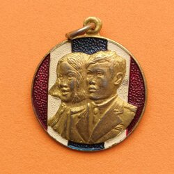 เหรียญ ประชาปิติ รัชกาลที่ 10 - พระองค์เจ้าโสมสวลี เนื้อกะไหล่ทองลงยาลายธงชาติ ขนาด 3 เซน