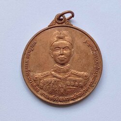 เหรียญ กรมหลวงชุมพร หลัง พระพุทธสัพพัญญมงคลวิเศษ วัดถ้ำวัฒนมงคล ระยอง จัดสร้างโดยคณะนักเรียนนายเรือรุ่น107 เนื้อทองแดง ขนาด 3.3 เซน