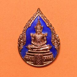 เหรียญ พระแก้วมรกต เครื่องทรงฤดูร้อน ที่ระลึกปีกาญจนาภิเษก พิธีพุทธาภิเษก ณ พระอุโบสถวัดพระศรีรัตนศาสดาราม 2 ธันวาคม 2539 ขนาดสูง 3 เซน