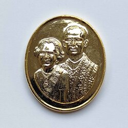 เหรียญ สมเด็จย่า และในหลวง รัชกาลที่ 9 รุ่นฉลองพระอุโบสถ วัดศรีนครินทรวราราม ประเทศสวิสเซอร์แลนด์ วันที่ 29 มิถุนายน 2546