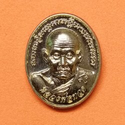 เหรียญจิ่ว สูง 1.8 เซน หลวงปู่ทวด ด้านหลัง เจ้าฟ้าจักรพงษ์ภูวนารถ ครบ 100 ปี สนามบินดอนเมือง ท่าอากาศยานไทย ปี 2557 เนื้อกะไหล่เงิน พิธีมหาพุทธาภิเษก ณ วัดดอนเมือง โดยมีสมเด็จพระมหารัชมังคลาจารย์ เจ้าอาวาสวัดปากน้ำ ภาษีเจริญ