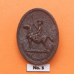 เหรียญหล่อ สมเด็จพระเจ้าตากสินมหาราช รุ่นชัยชนะ หลัง หลวงปู่ศุข วัดปากคลองมะขามเฒ่า รุ่นสร้างโรงพยาบาลหลวงพ่อทวีศักดิ์ ชุตินฺธโร (หลวงพ่อเสือดำ) วัดศรีนวลธรรมวิมล สูง 4.4 เซน