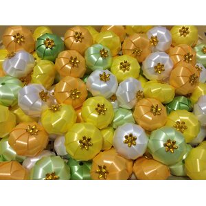 ลูกจันคละสีเหรียญโปรยทาน