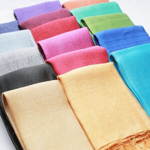 ผ้าพันคอเปลือกไหม สีมีสไตล์ เหมาะเป็นของฝาก ของขวัญปีใหม่ ราคาจับต้องได้