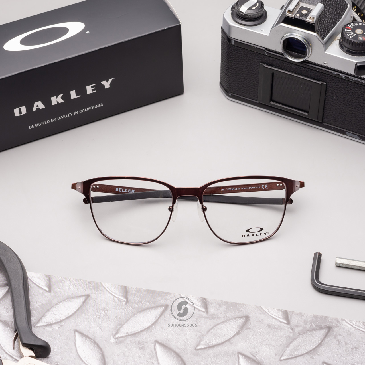 Oakley Seller OX3248-05 Brushed Grenache