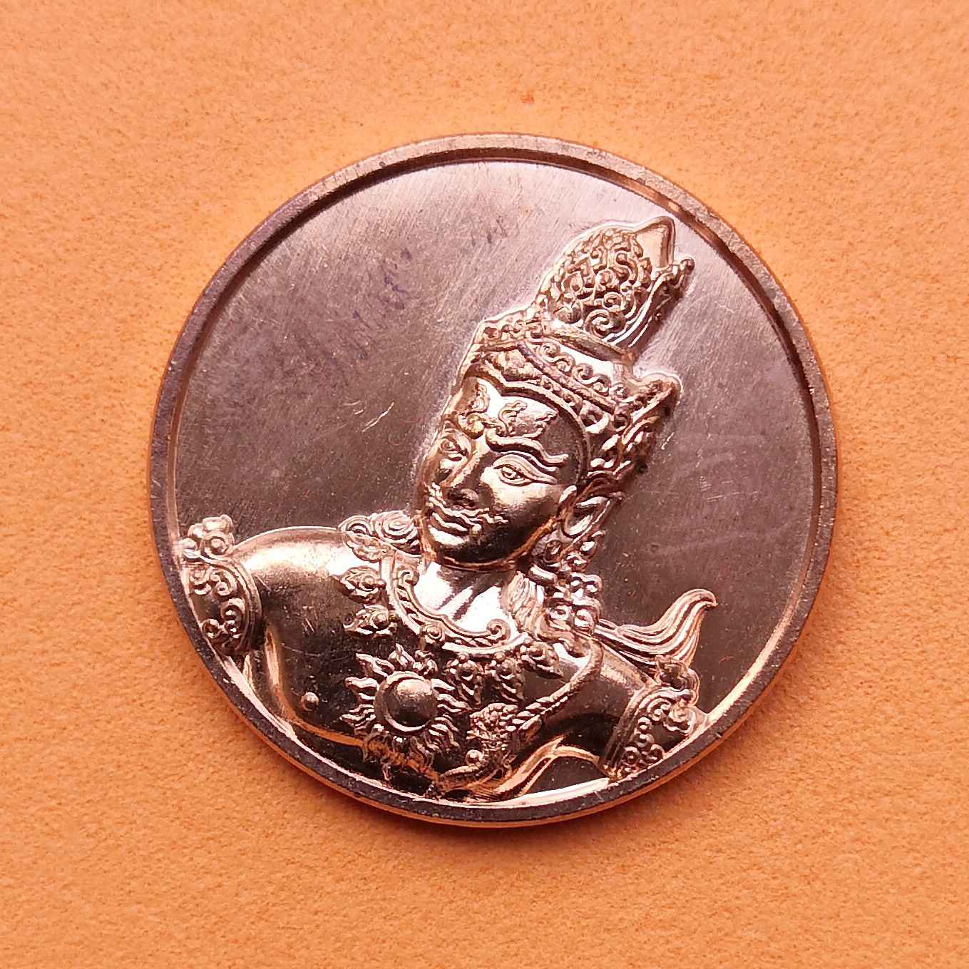 เหรียญ เทพพระราหู เทวีโชค หลัง ยันต์ดวงเมือง อ.ลักษณ์ สถาบันพยากรณ์ศาสตร์ ประธานจัดสร้าง ปี 2565 เนื้อทองแดงผสมนวโลหะครบสูตร ขนาด 2.5 เซน มีตอกโค้ดและหมายเลขกำกับ พร้อมกล่องเดิม