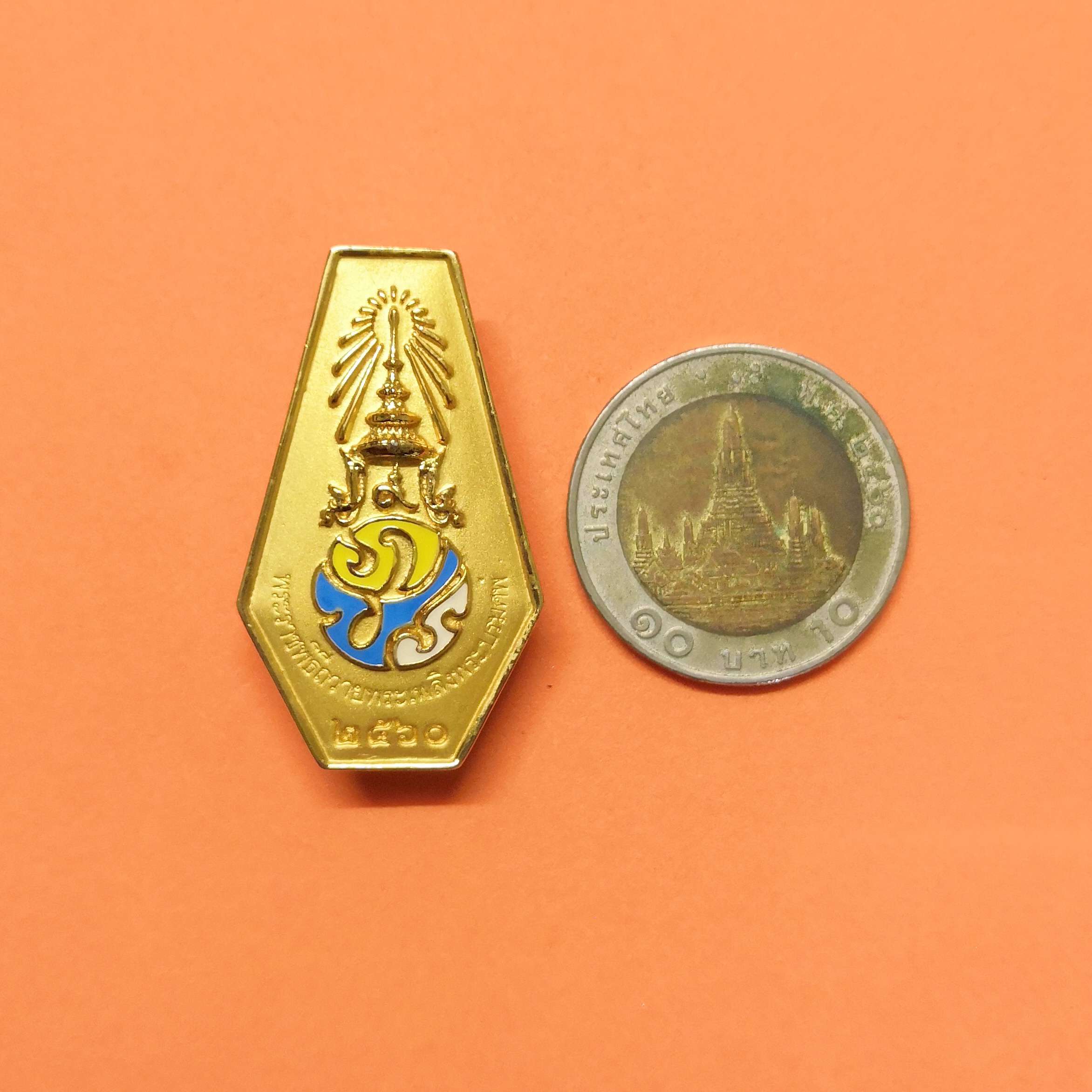เข็ม ภปร ที่ระลึกพระราชพิธีถวายพระเพลิง รัชกาลที่ 9 พศ 2560 จัดสร้างโดย สำนักนายกรัฐมนตรี ขนาดสูง 3.7 เซน พร้อมกล่องเดิม