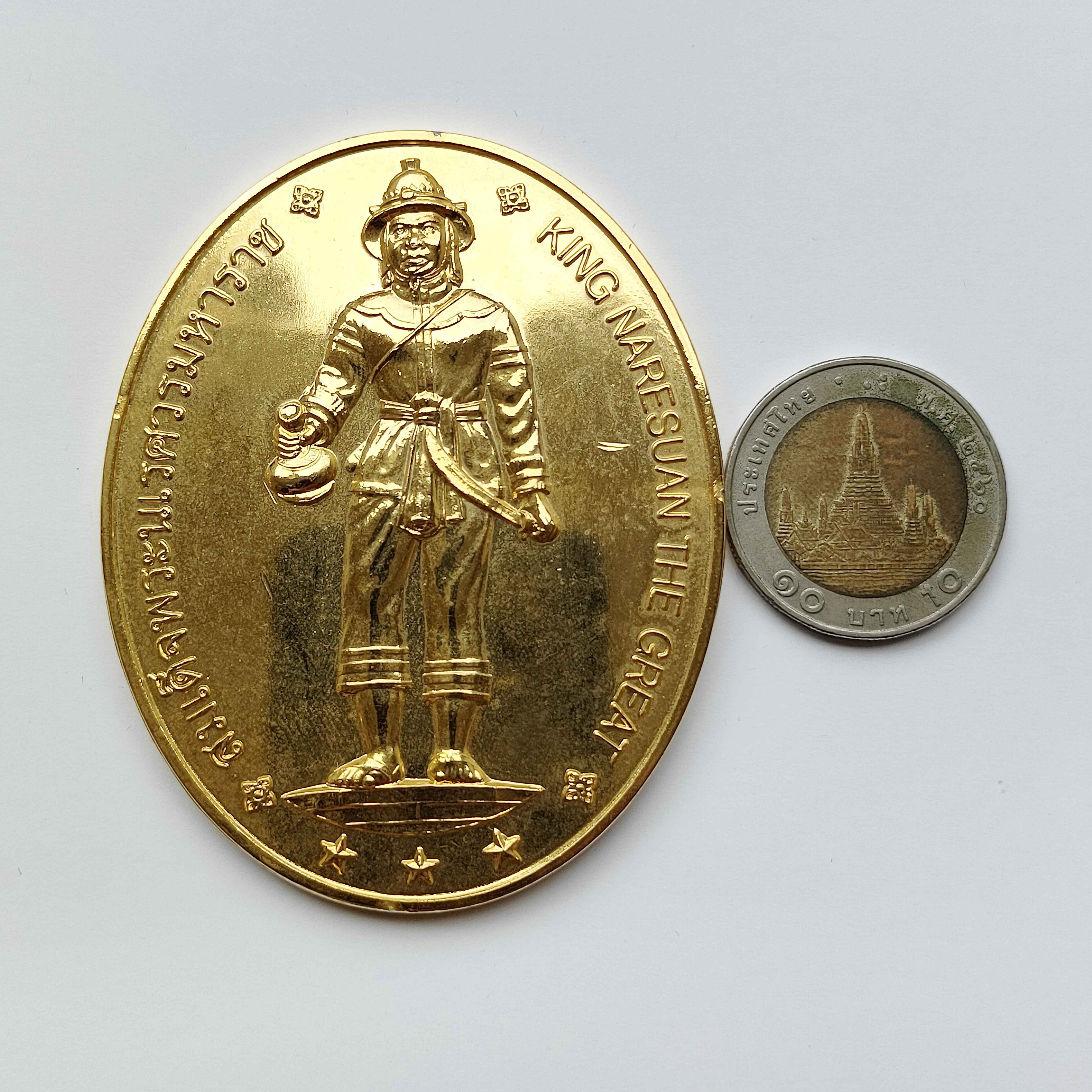 เหรียญขนาดใหญ่ สมเด็จพระนเรศวรมหาราช ครบรอบ 100 ปี กองทัพภาคที่ 3 พศ 2545 เหรียญชุบทอง ขนาด 5.5x7 เซน พร้อมกล่องเดิม