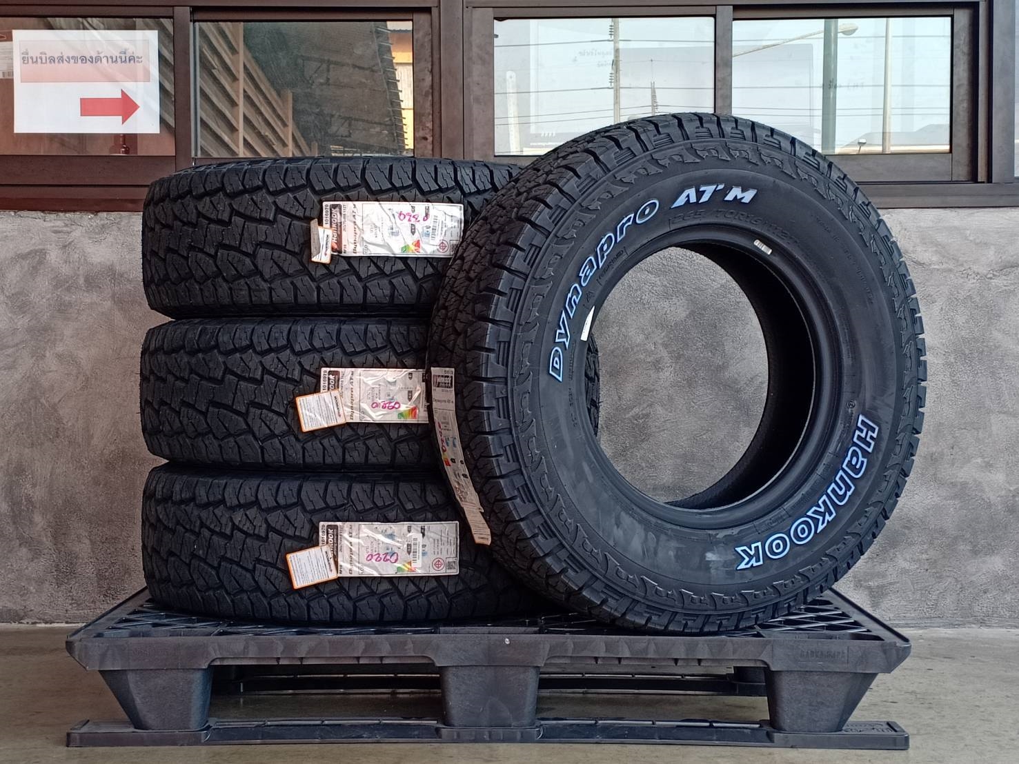 HANKOOK 265/70R16 DYNAPRO AT-M 112T (ตัวหนังสือขาว) MADE IN INDONESIA