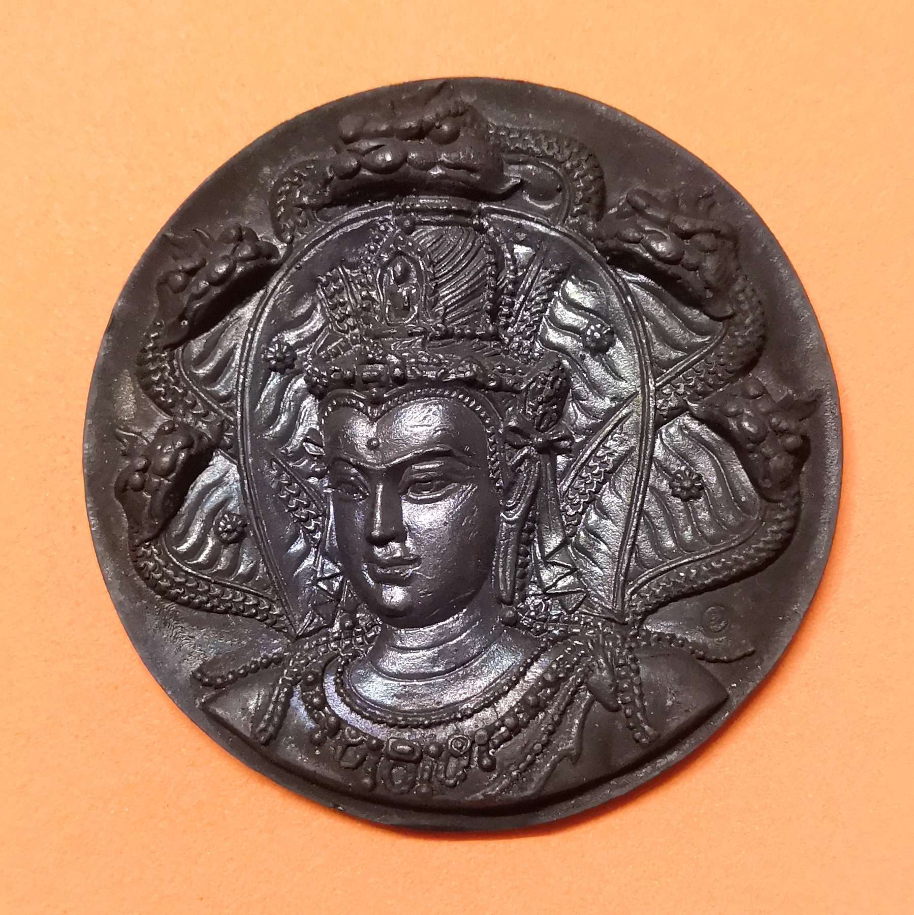 เหรียญบาตรน้ำมนต์ จตุคาม รามเทพ รุ่นราชันย์ดำ วัดใหญ่ชัยมงคล จ.นครศรีธรรมราช ปี 2550 เนื้อทองแดงรมดำ ขนาด 5.2 เซน พร้อมตลับเดิม