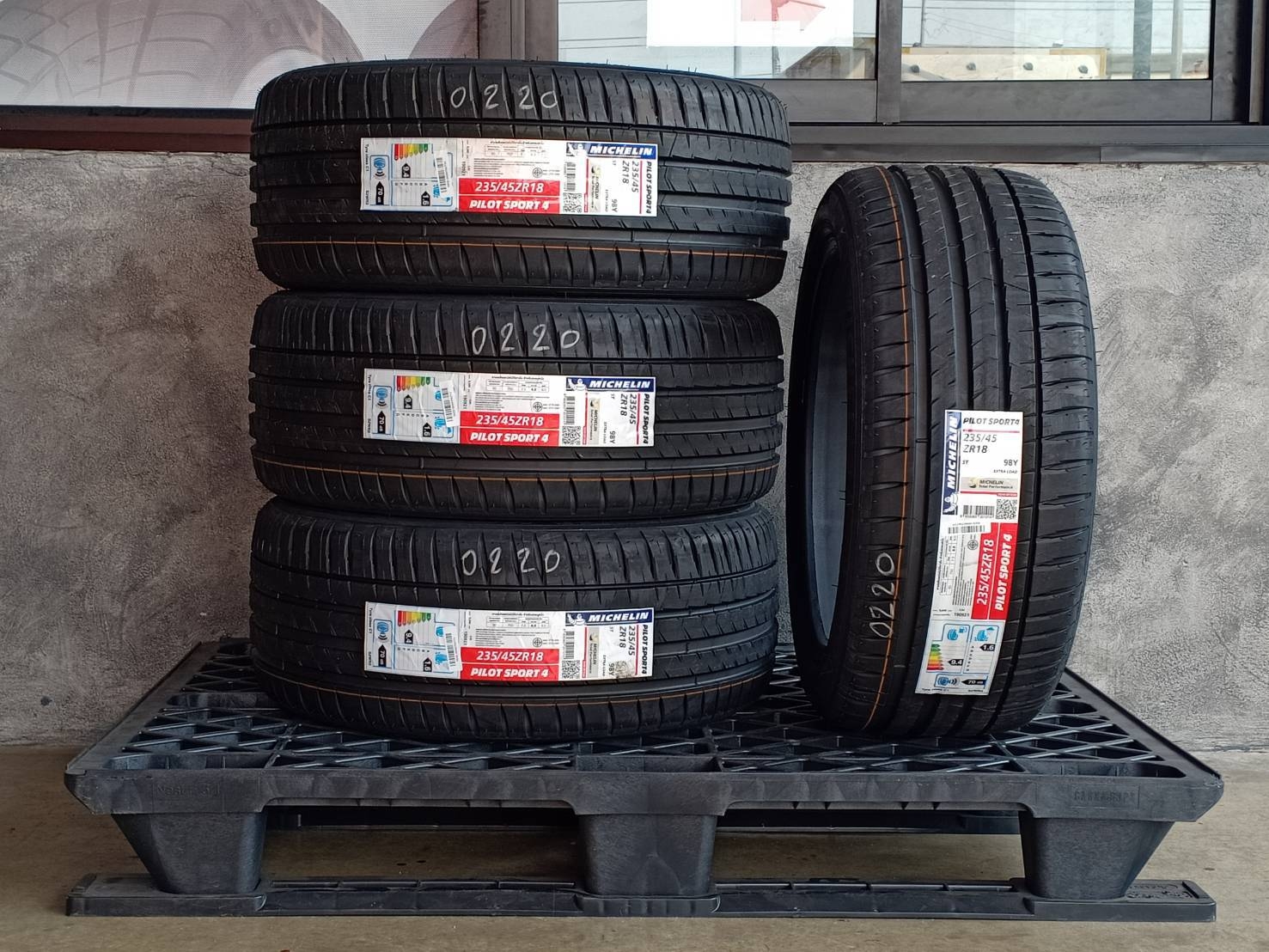 MICHELIN PILOT SPORT 4ST 235/45ZR18 ปี20 ใช้ดีมากๆ