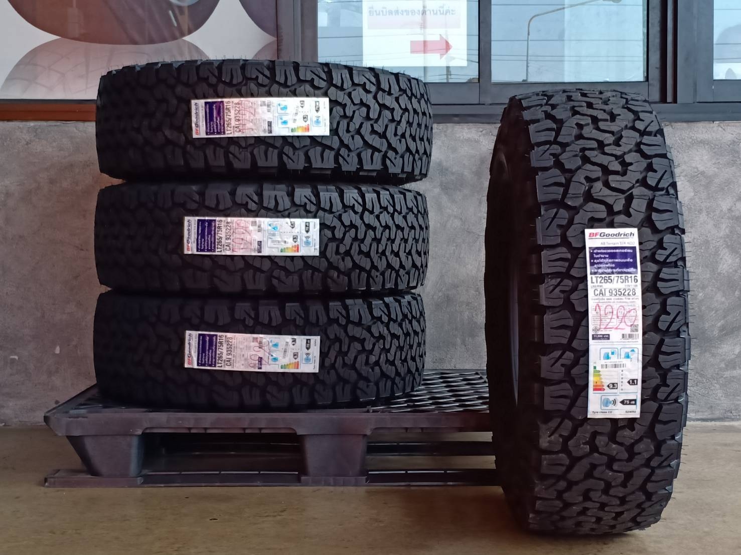 BF-GOODRICH 265/75R16 ALL TERRAIN T/A KO2 119/116R 8PR (ตัวหนังสือขาว) MADE IN THAILAND