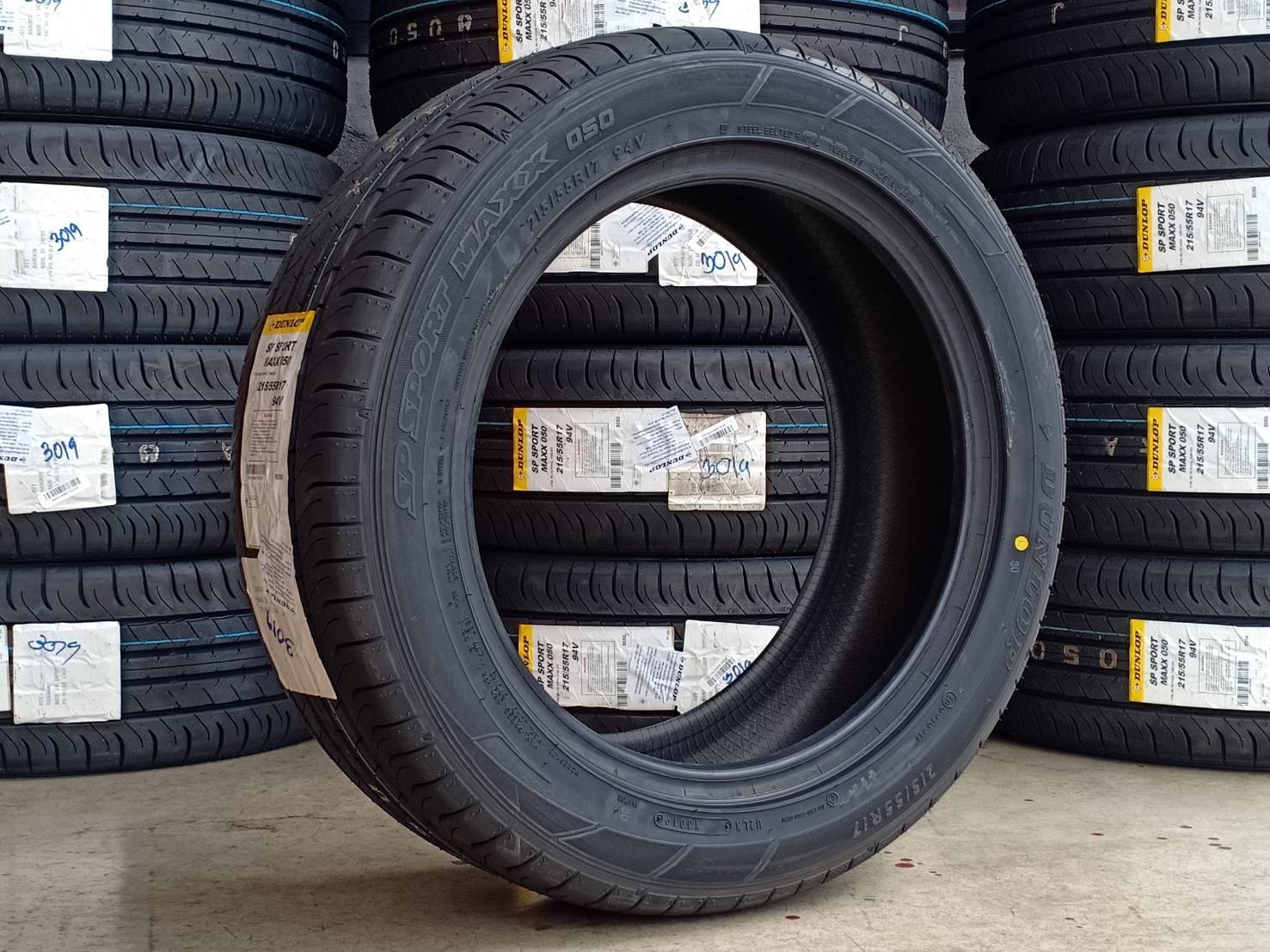 DUNLOP SP SPORTMAXX050 215/55R17 94V (ปี19)