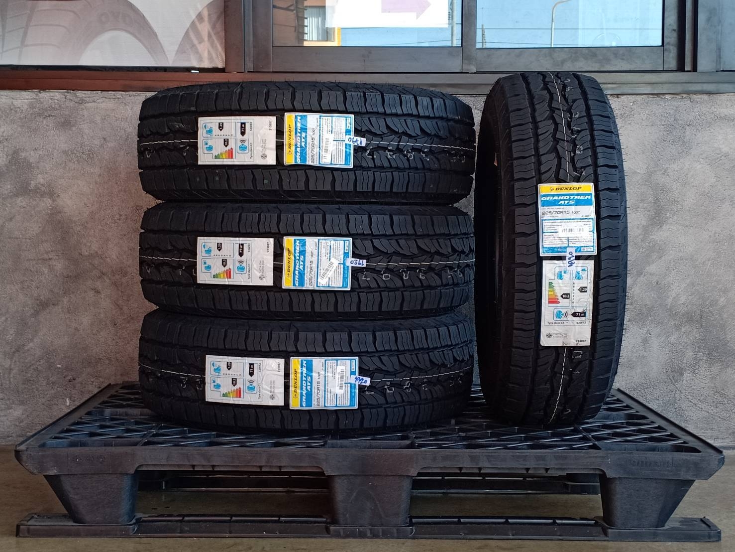 DUNLOP 225/70R15 GRANDTREK AT5 100T (ตัวหนังสือขาว) MADE IN THAILAND