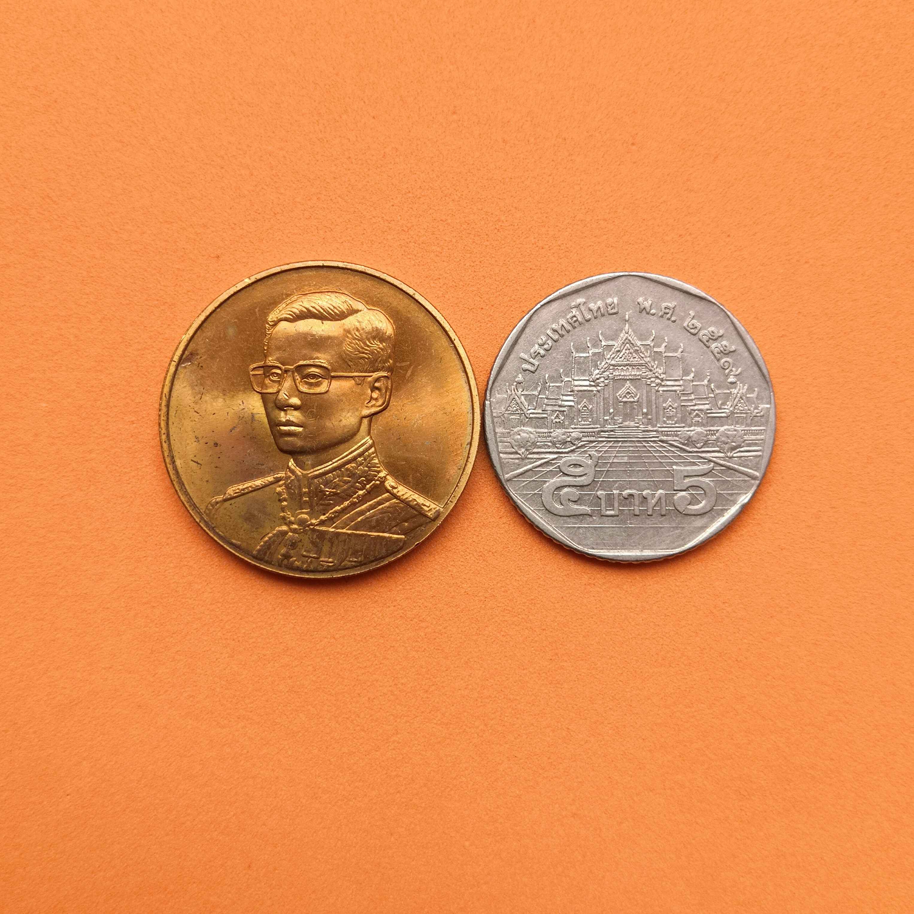 เหรียญ รัชกาลที่ 9 ที่ระลึกเฉลิมพระเกียรติ 72 พรรษา ปี 2542 จัดสร้างโดยสมาคมตงฮั้วฮ่วยก้วง สุพรรณบุรี เนื้อทองแดง ขนาด 2.6 เซน บล็อคกษาปณ์