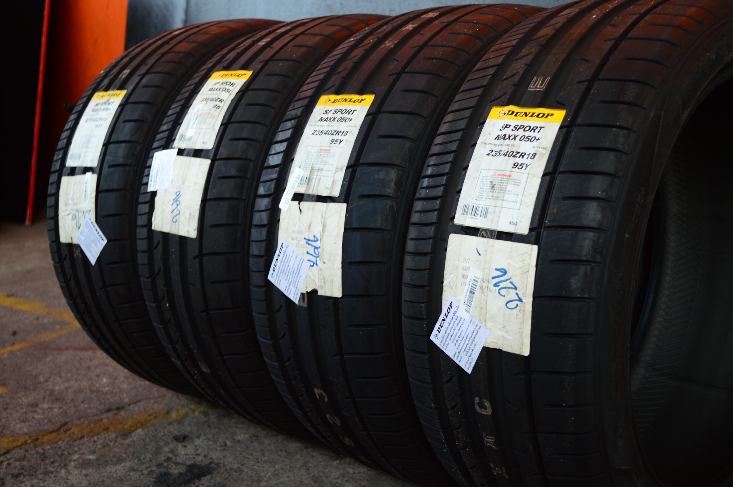 DUNLOP SP SPORT MAXX050+ 235-40R18 ขาย 3750 ปกติ 9000