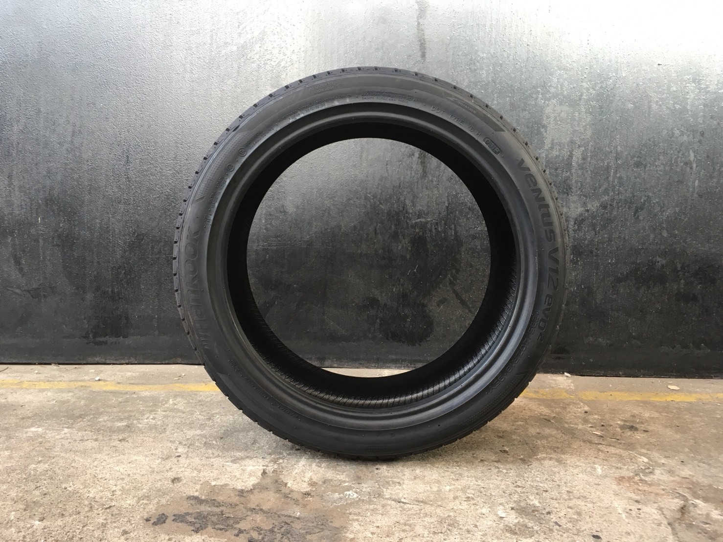 HANKOOK V12 EVO-2 235-40-18 ยางปี18 ราคาลดพิเศษ
