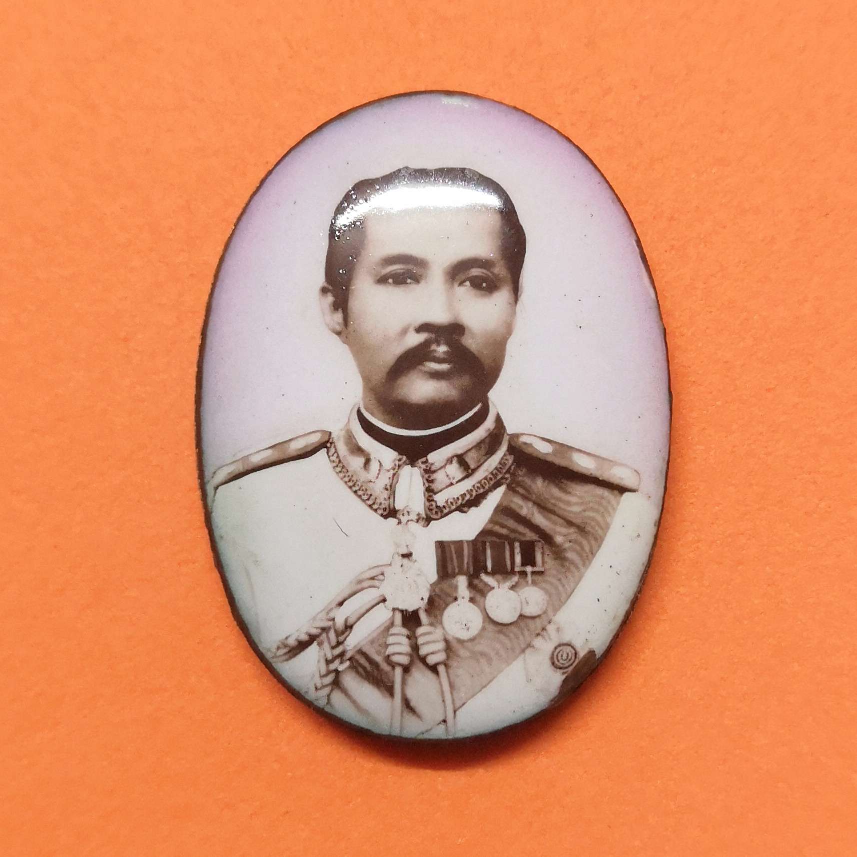 ล็อกเก็ต รัชกาลที่ 5 ที่ระลึกพิธีเปิดอนุสาวรีย์ พระบาทสมเด็จพระจุลจอมเกล้าเจ้าอยู่หัว โรงเรียนวัดบวรนิเวศวิหาร ปี 2552 ขนาดสูง 3 เซน พร้อมกล่องเดิม