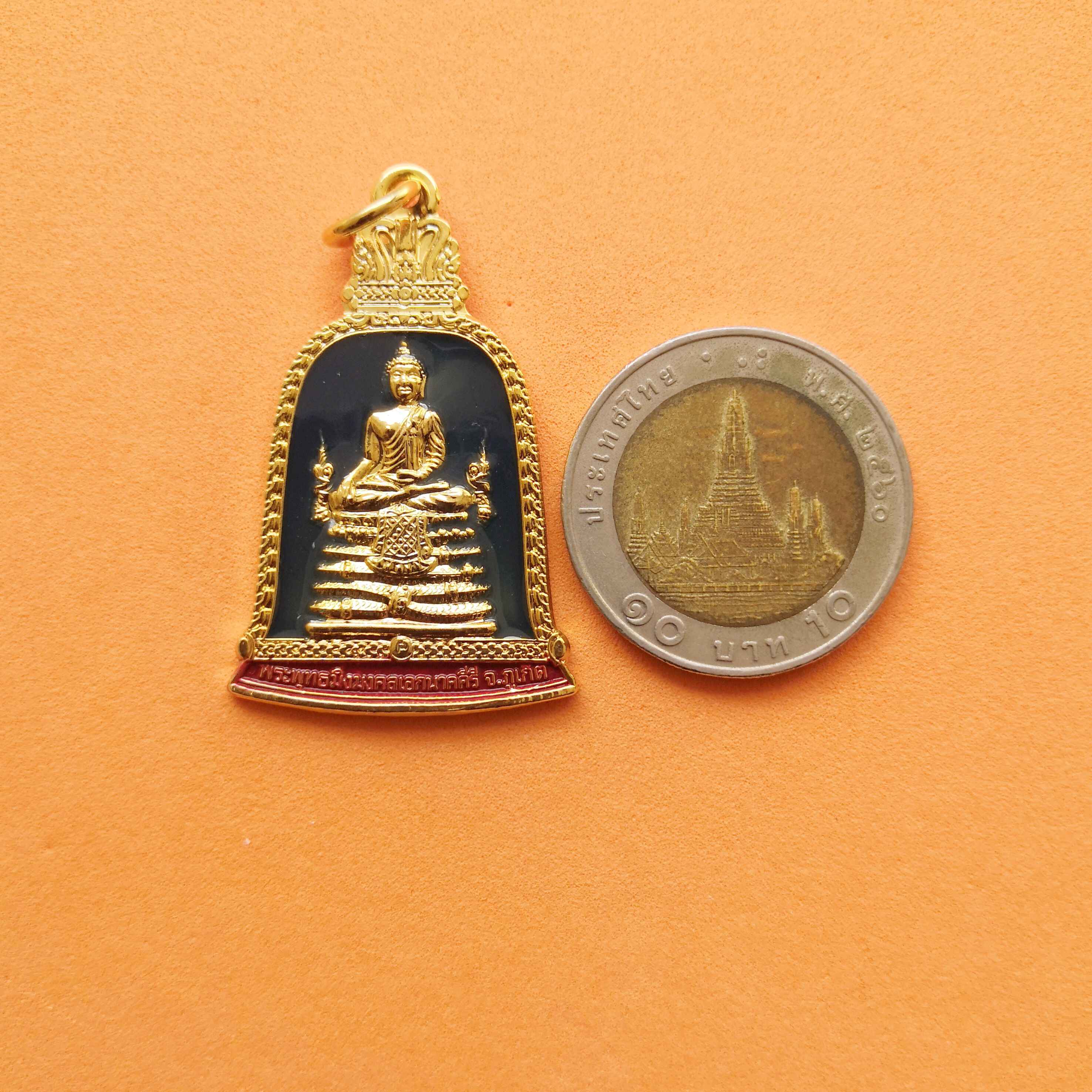 เหรียญ พระพุทธมิ่งมงคลเอกนาคคีรี จังหวัดภูเก็ต ที่ระลึกโครงการสร้างระฆังมหามงคลครองราชย์ 60 ปี พ.ศ. 2549 กะไหล่ทองลงยา สูง 3.6 เซน
