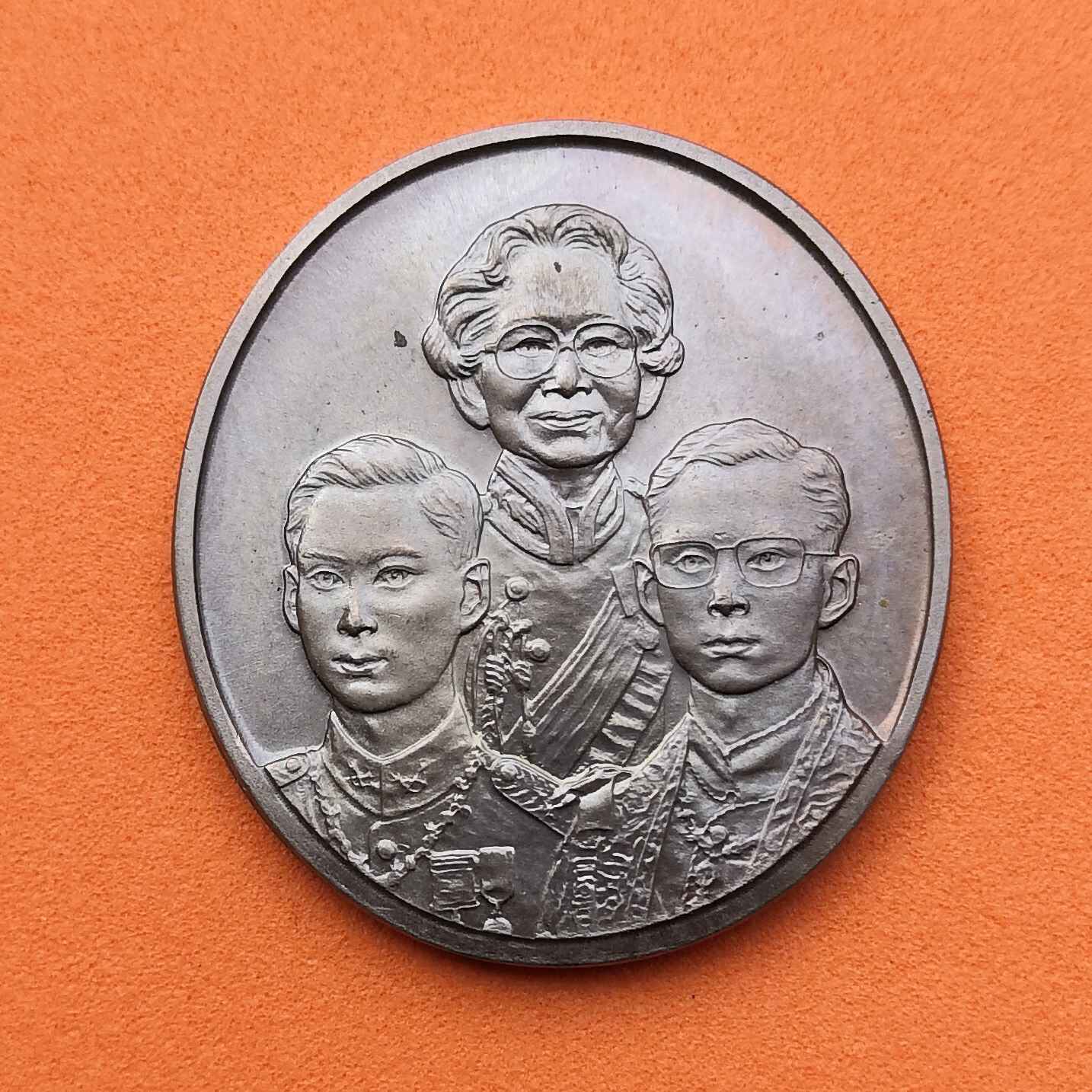 เหรียญเฉลิมพระเกียรติ สมเด็จย่า รัชกาลที่ 8 และ รัชกาลที่ 9 ด้านหลัง พระปรมาภิไธยย่อ 3 พระองค์ เนื้ออัลปาก้า สูง 3 เซนติเมตร บล็อกกษาปณ์