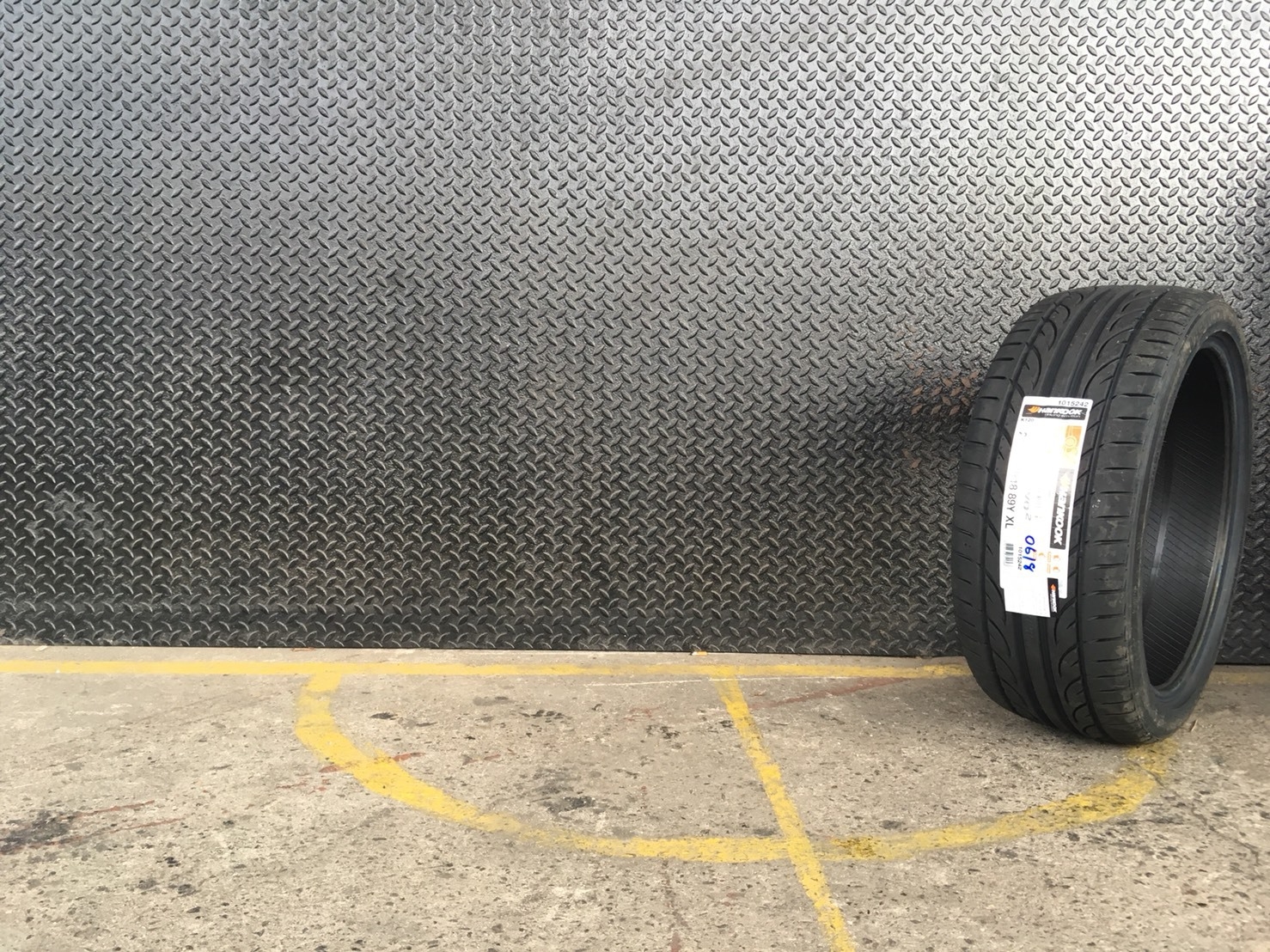 HANKOOK V12 EVO-2 215-40-18 ปี 18