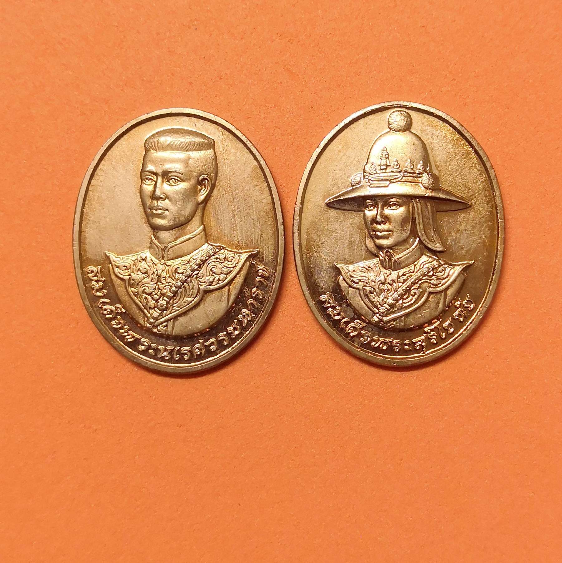 ชุดเหรียญ พระนเรศวรมหาราช คู่ พระสุริโยทัย หลัง สก สมเด็จพระนางเจ้าสิริกิติ์ พระบรมราชินีนาถ โปรดเกล้าให้จัดสร้างขึ้น เมื่อปี 2538 เนื้อทองแดง สูง 3 เซน บล็อกกษาปณ์