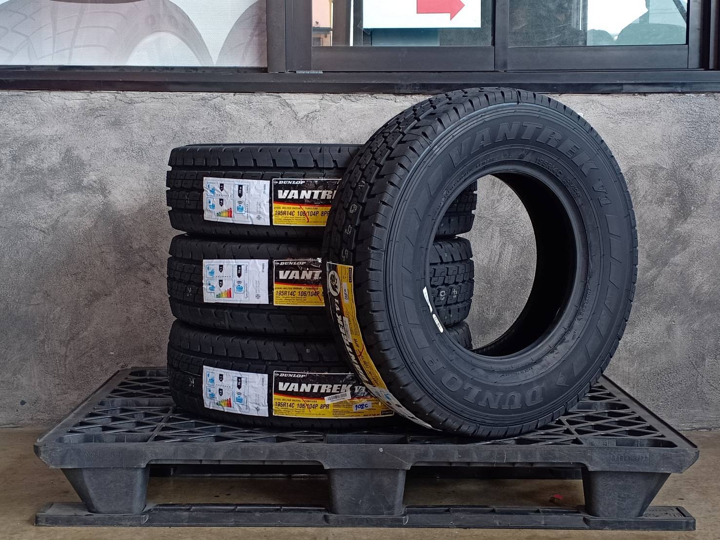 DUNLOP 195R14 VANTREK V1 106/104P 8PR MADE IN THAILAND