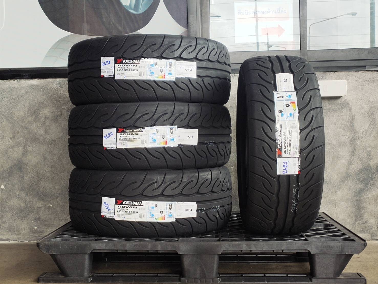YOKOHAMA 255/50R18 106W AD08RS ราคาถูก