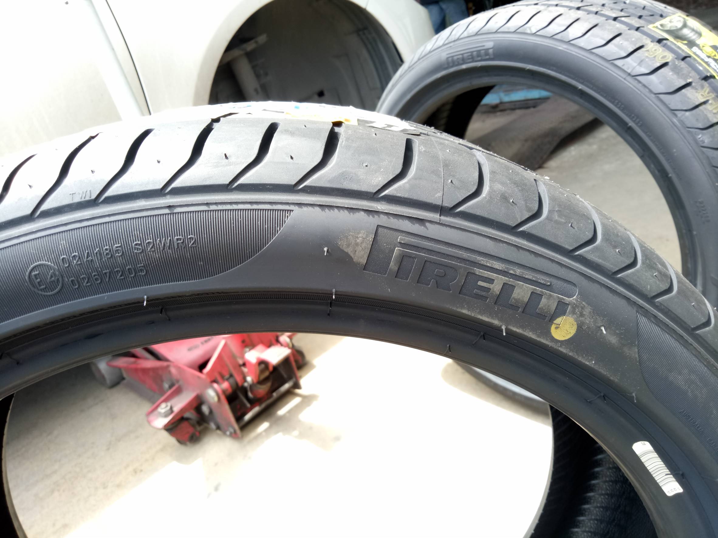 PIRELLI PZERO RFT 225/40-18 เส้น 12000 บาท ปกติ 15500 บาท
