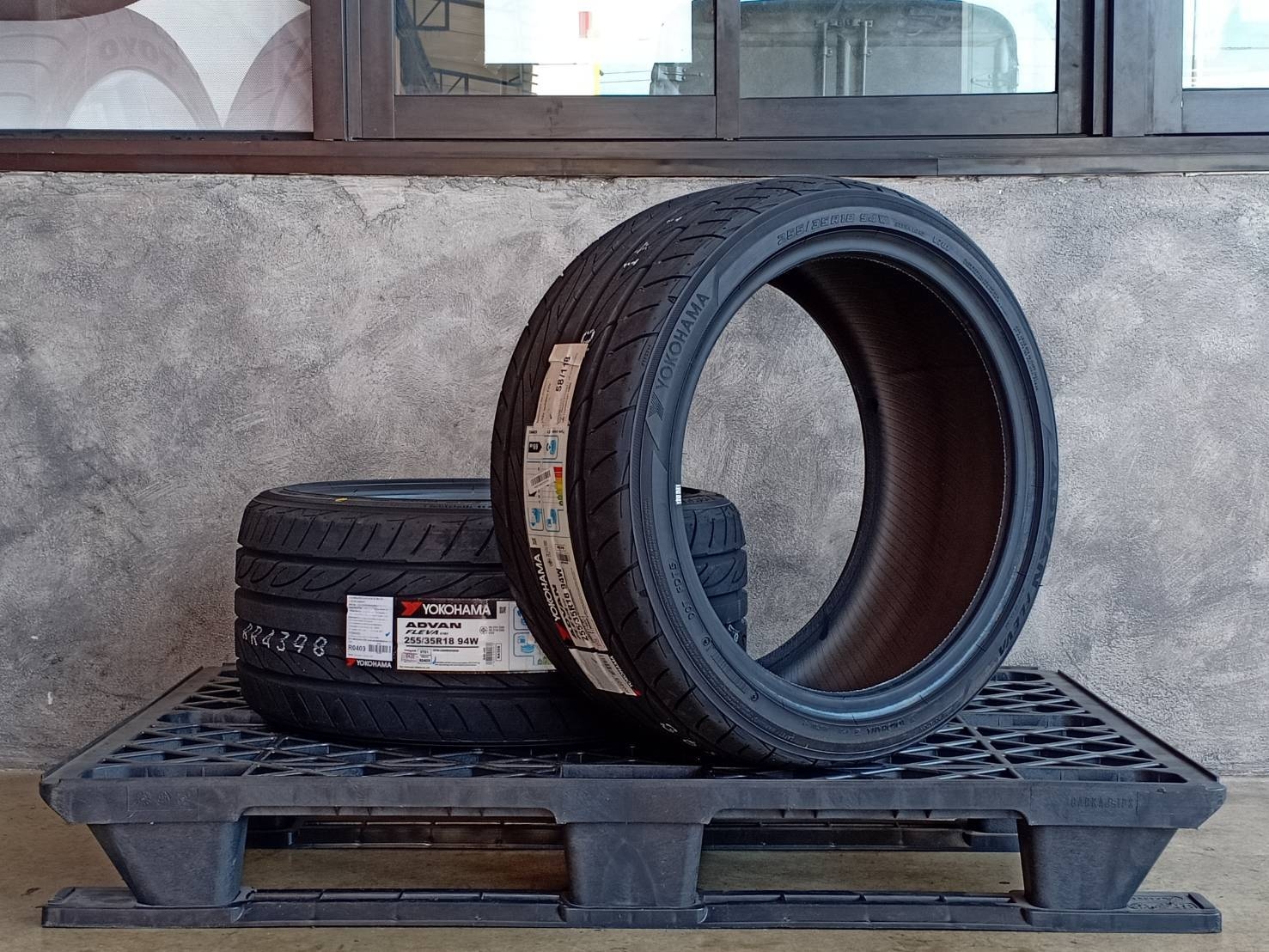 YOKOHAMA 255/35R18 ADVAN FLEVA V701 94W MADE IN JAPAN