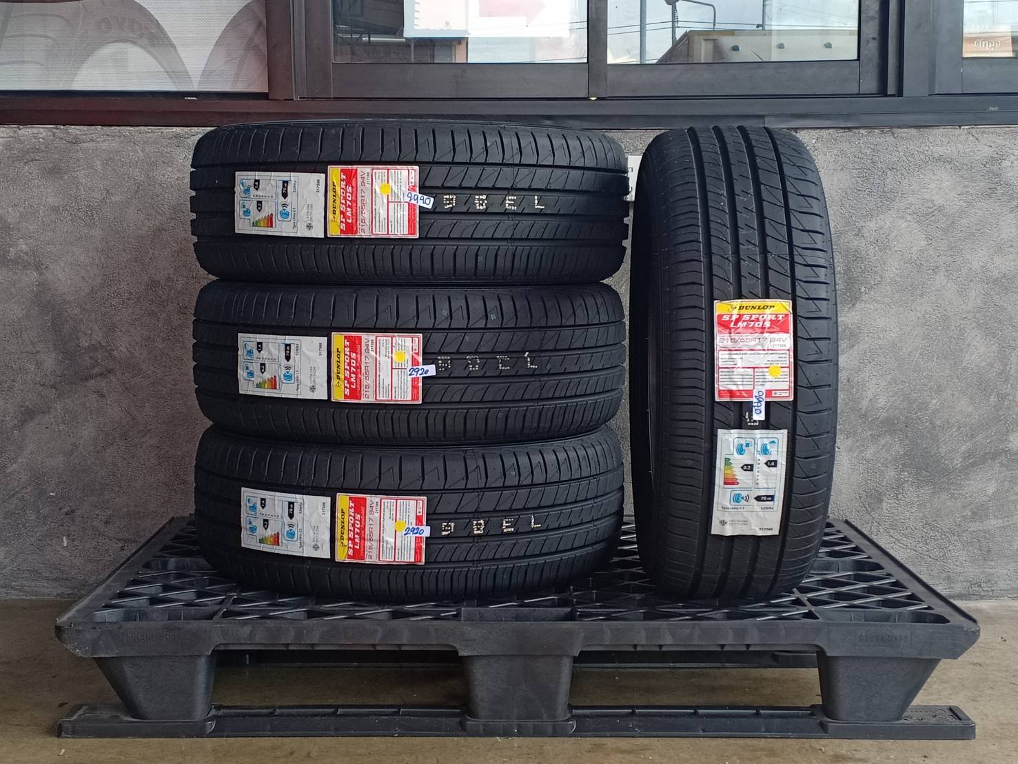 DUNLOP 215/55R17 SP SPORT LM705 94V MADE IN THAILAND