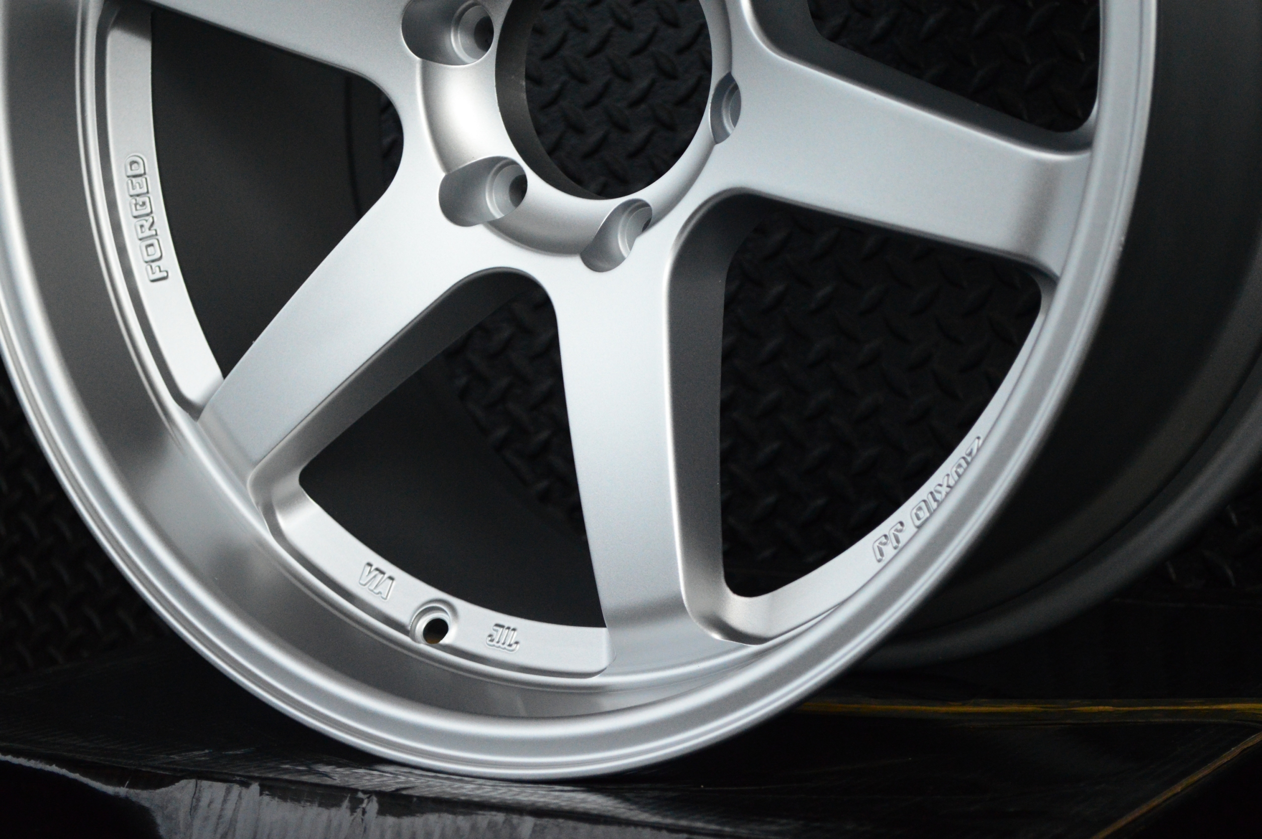 ล้อใหม่ขอบ20พร้อมยาง ACHILLES ชุด 24900 ปกติ 48000 บาท