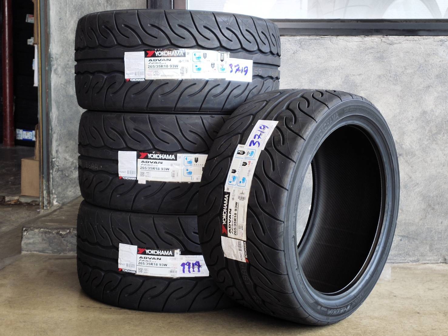 YOKOHAMA ADVAN NEOVA AD08R 265/35R18