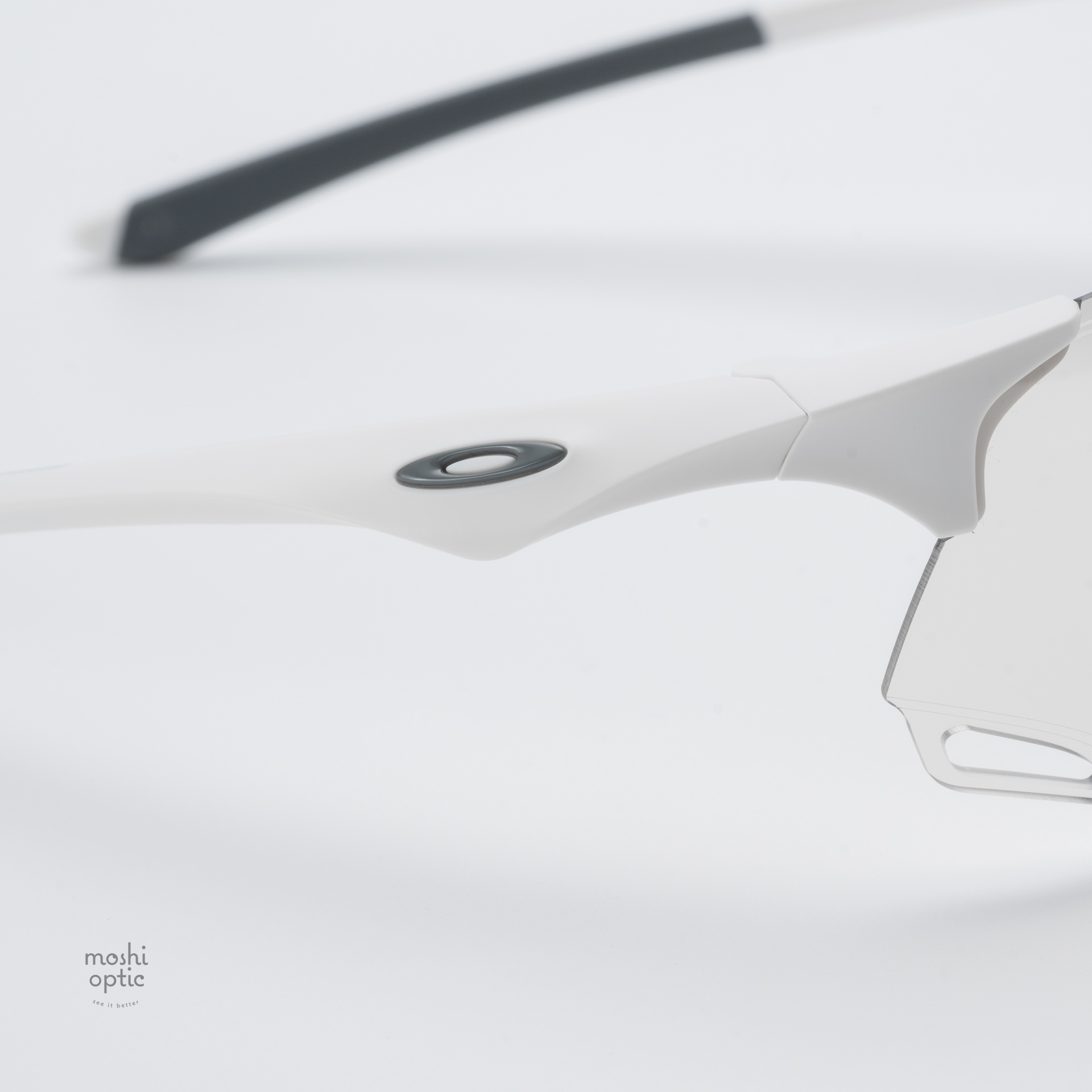 Oakley OO9513D-01 Cybr Dyno Matte White Clear to Black Iridium Photochromic