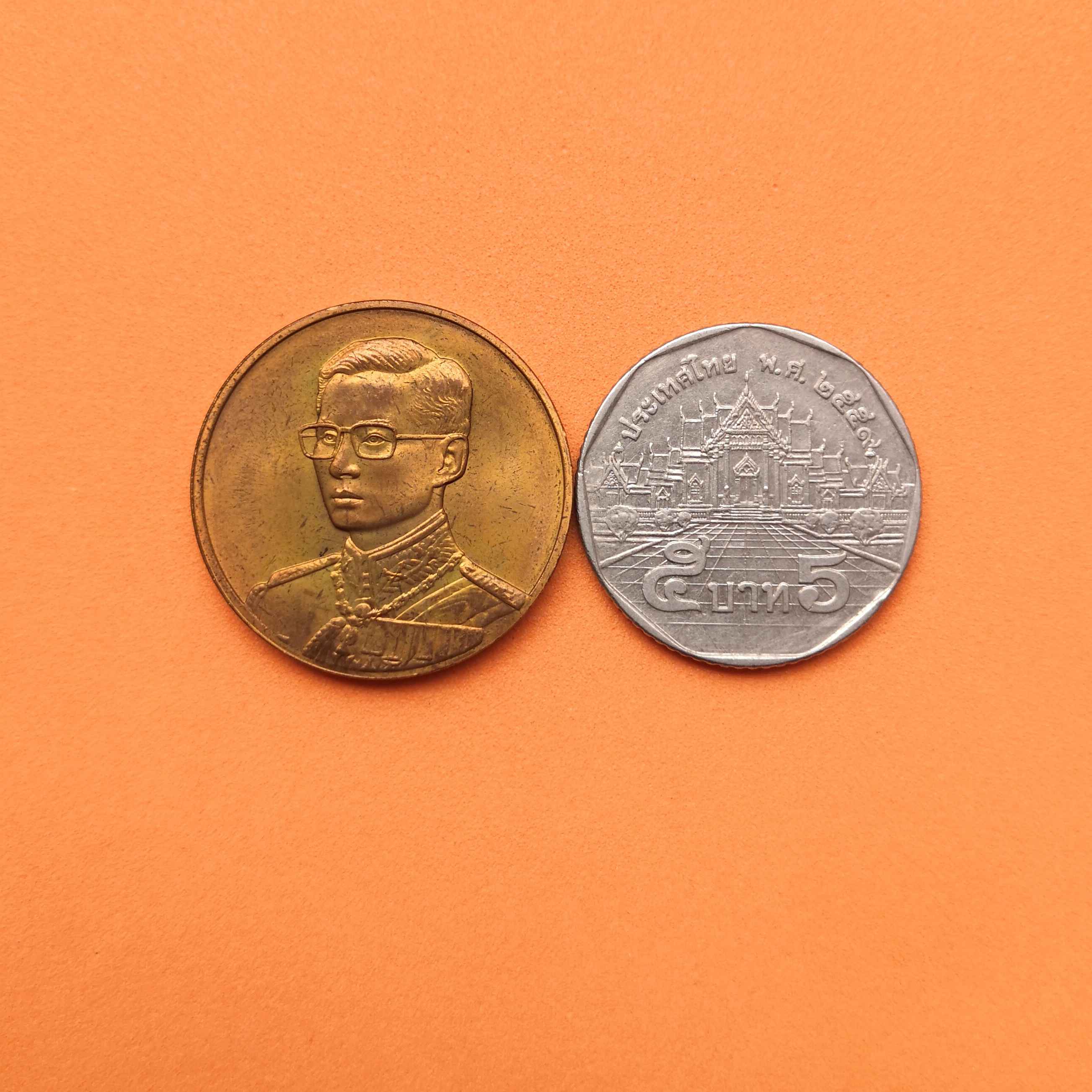 เหรียญ รัชกาลที่ 9 ที่ระลึกเฉลิมพระเกียรติ 72 พรรษา ปี 2542 จัดสร้างโดยสมาคมตงฮั้วฮ่วยก้วง สุพรรณบุรี เนื้อทองแดง ขนาด 2.6 เซน บล็อคกษาปณ์