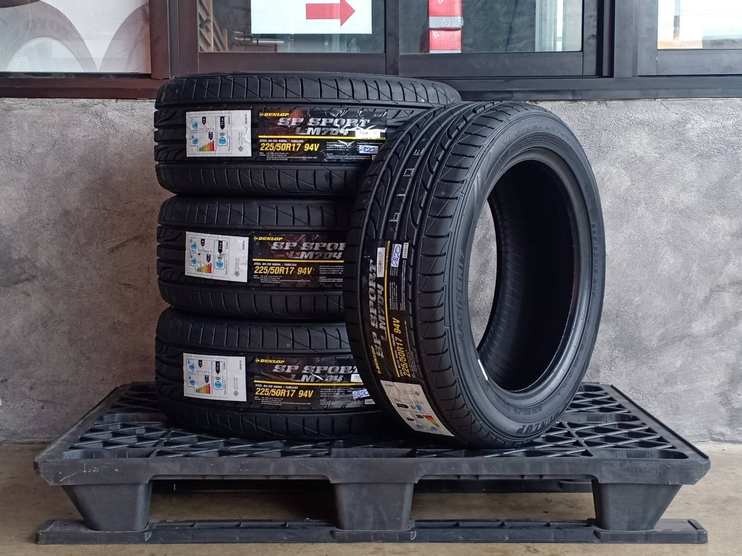 DUNLOP 225/50R17 SP SPORT LM704 94V MADE IN THAILAND
