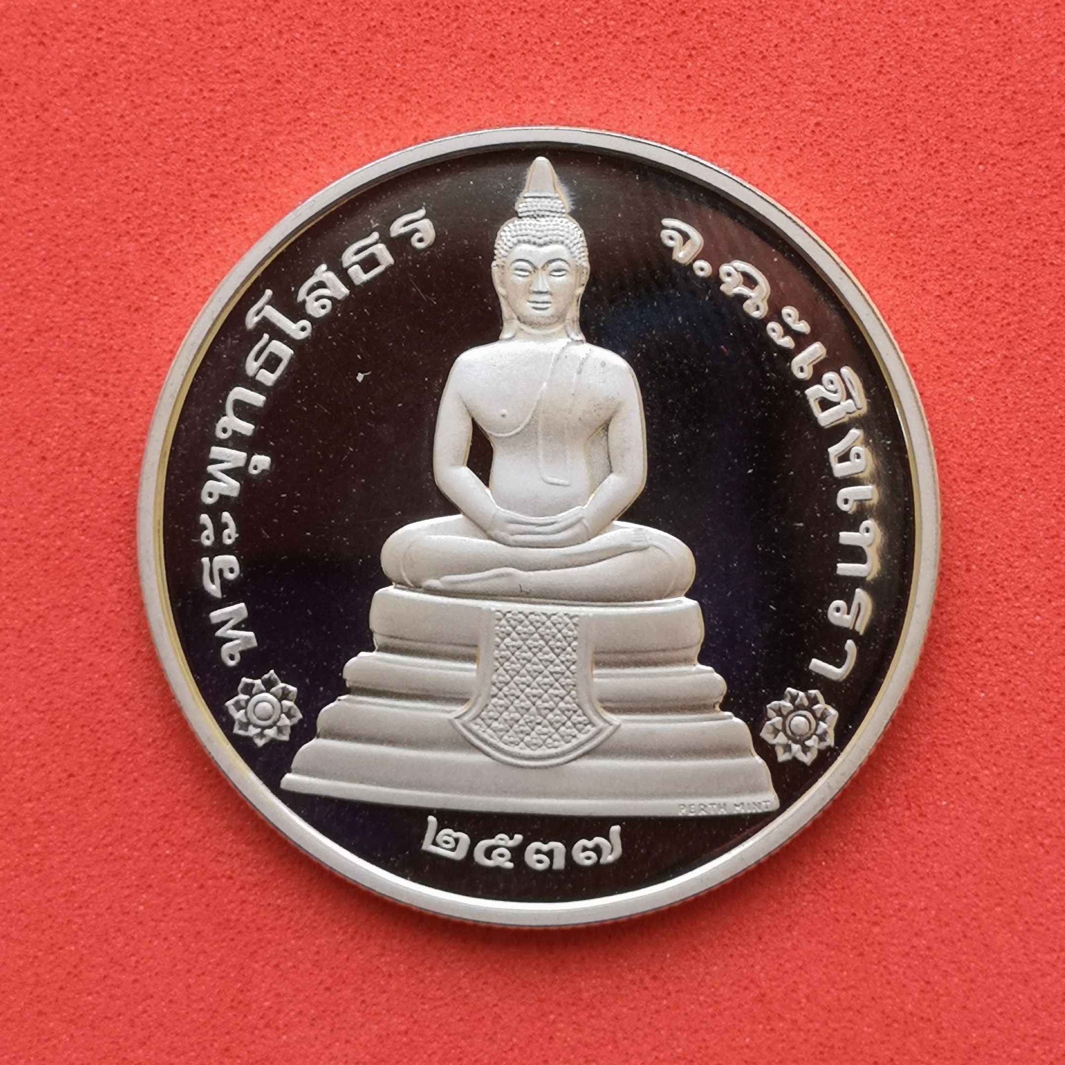 เหรียญเนื้อเงินขัดเงา พิมพ์ใหญ่ ขนาด 3.2 เซน พระพุทธโสธร พิมพ์สองหน้า รุ่นนานาชาติ (รุ่นแรก) วัดโสธรวรารามวรวิหาร พุทธศักราช 2537 ผลิตที่โรงงานกษาปณ์ เพิร์ธ ประเทศออสเตรเลีย พร้อมกล่องเดิม