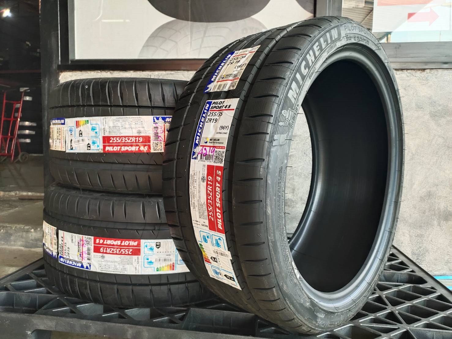 MICHELIN PILOTSPORT 4 S 255/35ZR19 96Y TW:300