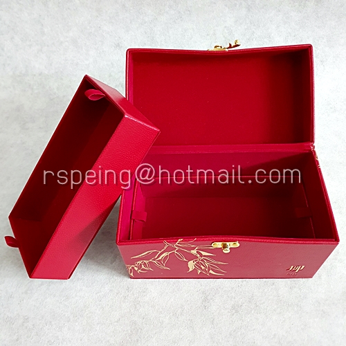 กล่องขนมไหว้พระจันทร์สีแดงสองชั้น (กระดาษแข็งบุหนังเทียม) ลายใบไม้สีทอง Conrad