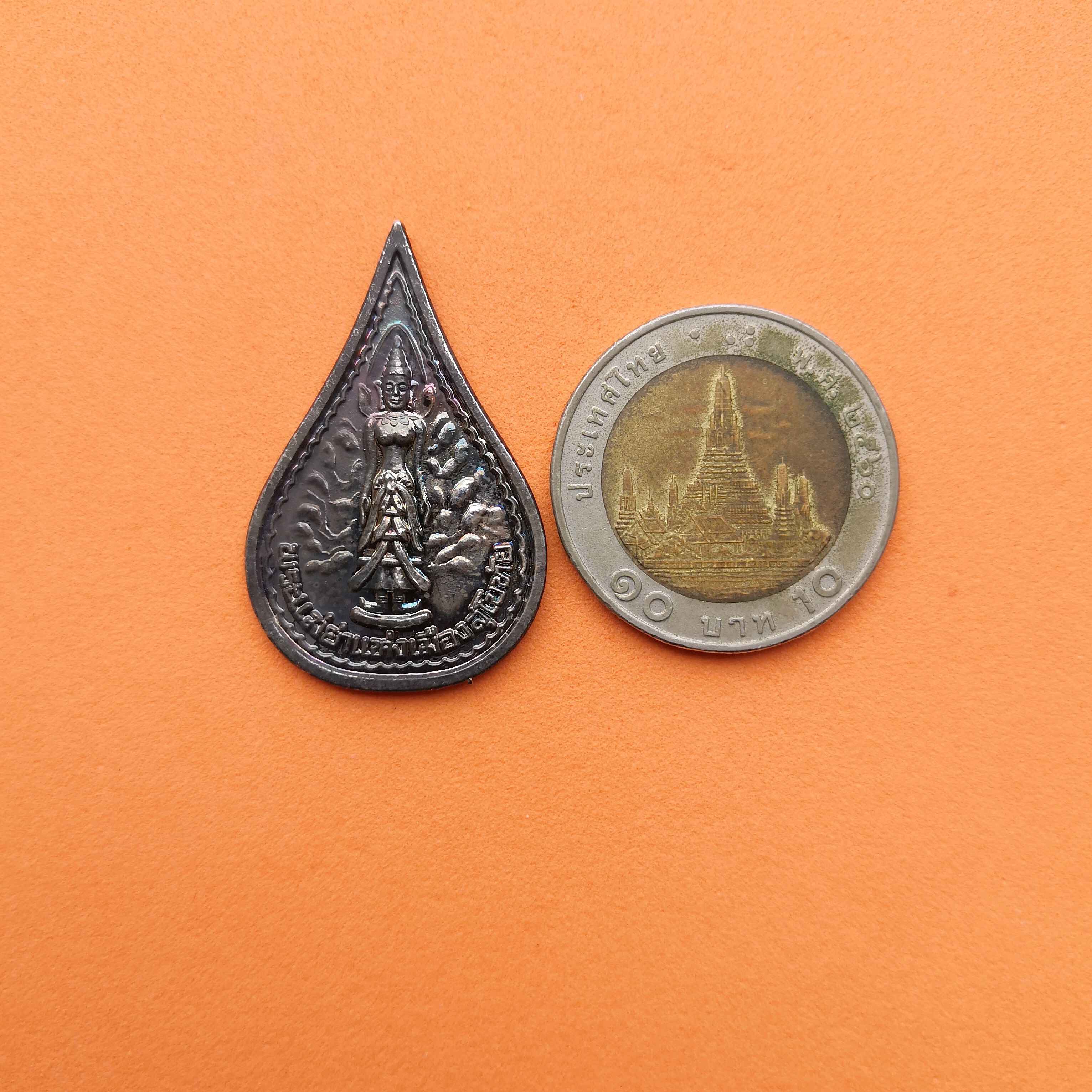 เหรียญพระแม่ย่า เมืองสุโขทัย หลัง สธ สมทบทุนสร้างศาลพระแม่ย่า พศ 2540 สูง 3.4 เซน พร้อมกล่องเดิม