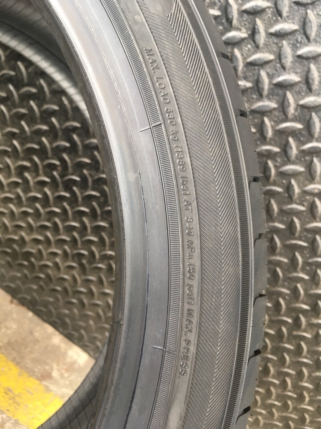 YOKOHAMA ALLIANCE 225-40-18 เส้น 3900 ปกติ 6500 ปี18