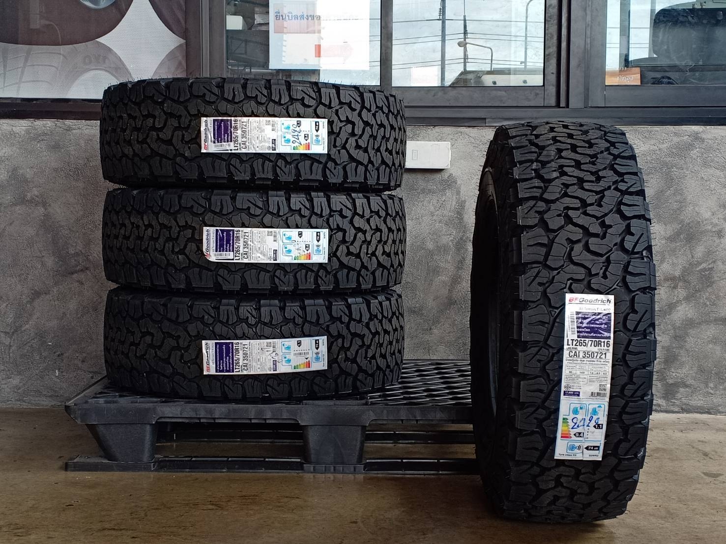 BF-GOODRICH 265/70R16 ALL TERRAIN T/A KO2 121/118S 10PR (ตัวหนังสือขาว) MADE IN THAILAND